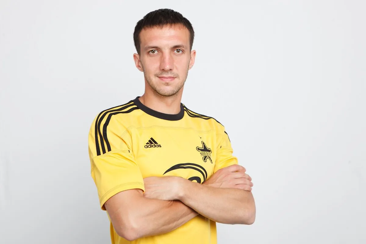 Шарпар играл за "Шериф".