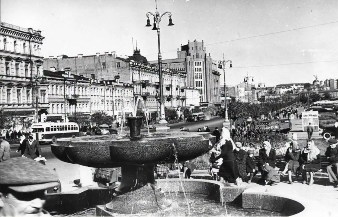 Фонтан "Лотос" на Бессарабській площі.