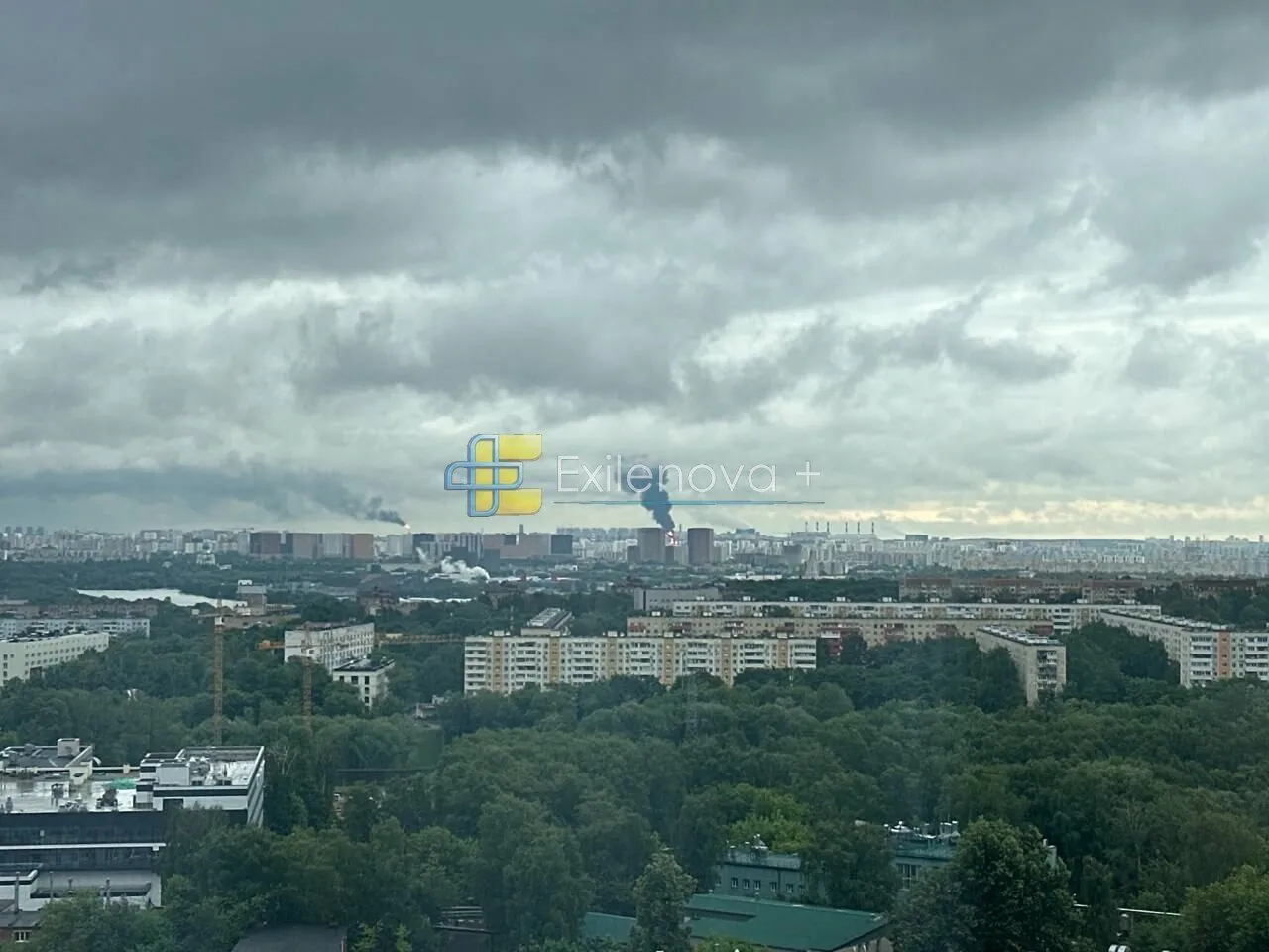 В небо поднялся черный столб дыма.