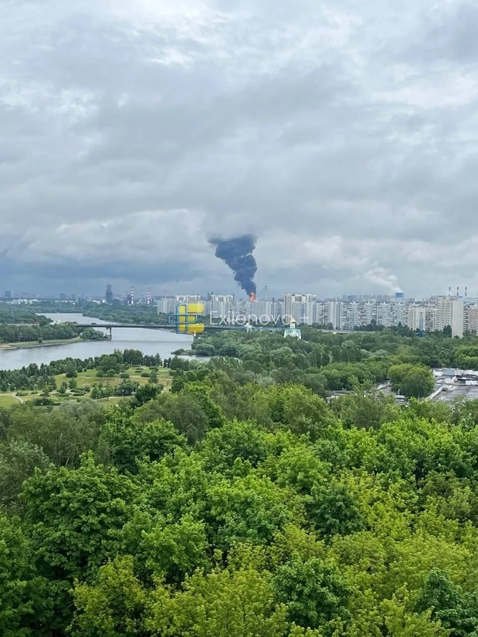 В небо поднялся черный столб дыма.