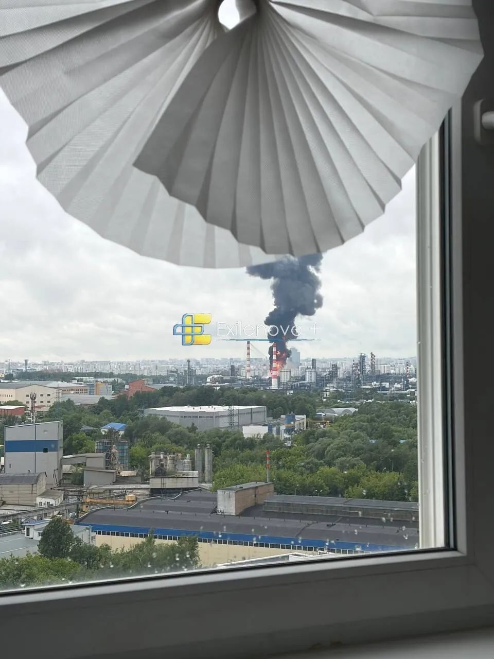 В небо поднялся черный столб дыма.