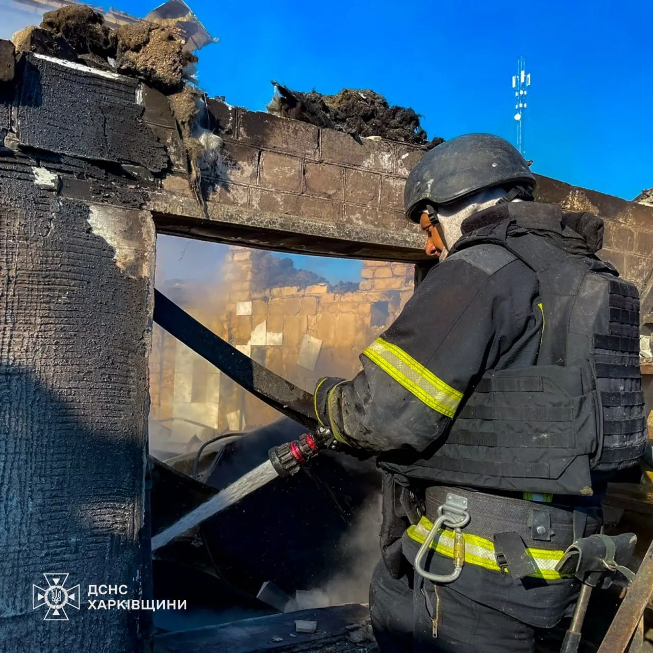 На місці атаки виникли пожежі.