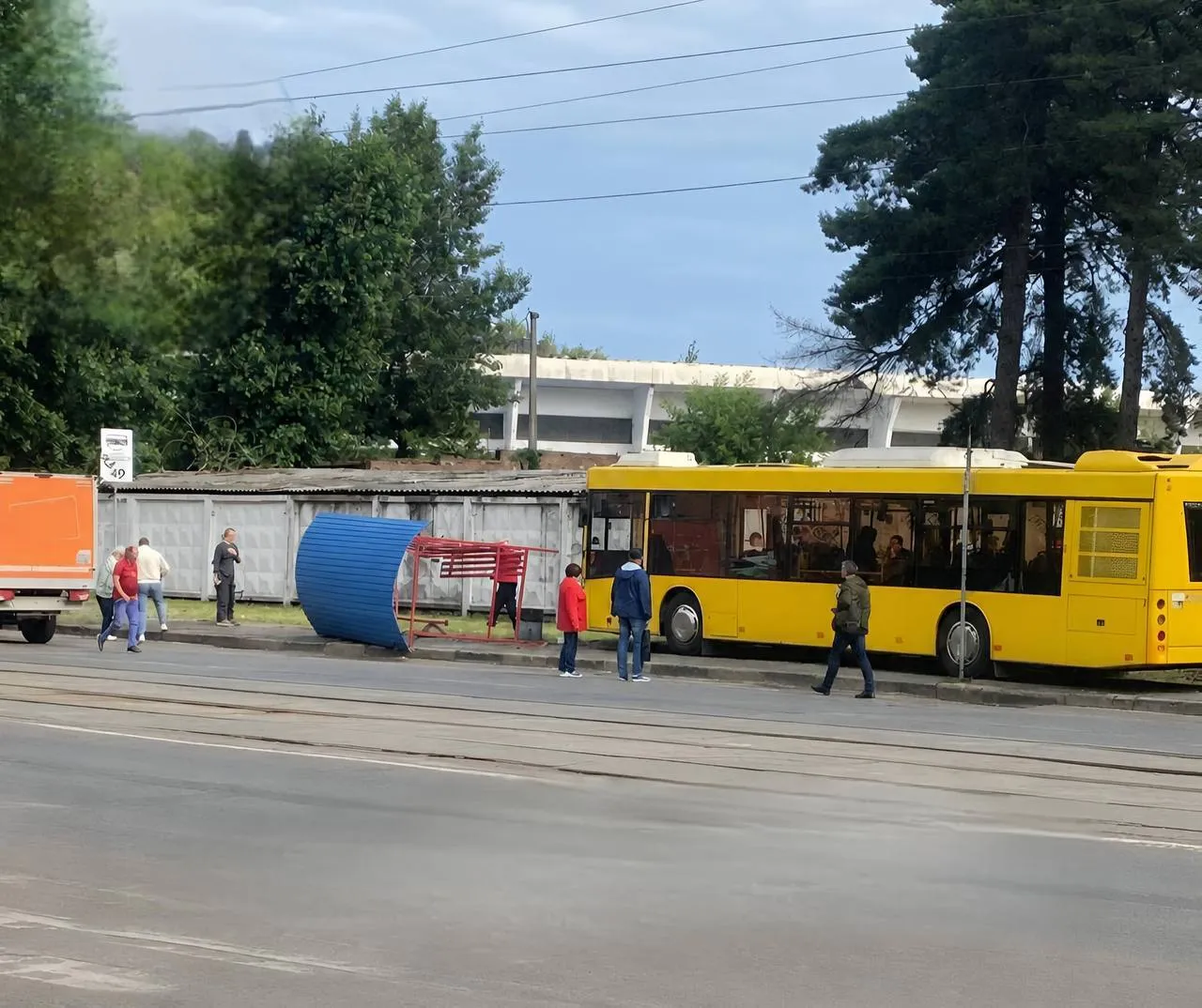 У Києві на Рембазі автобус зніс зупинку громадського транспорту.