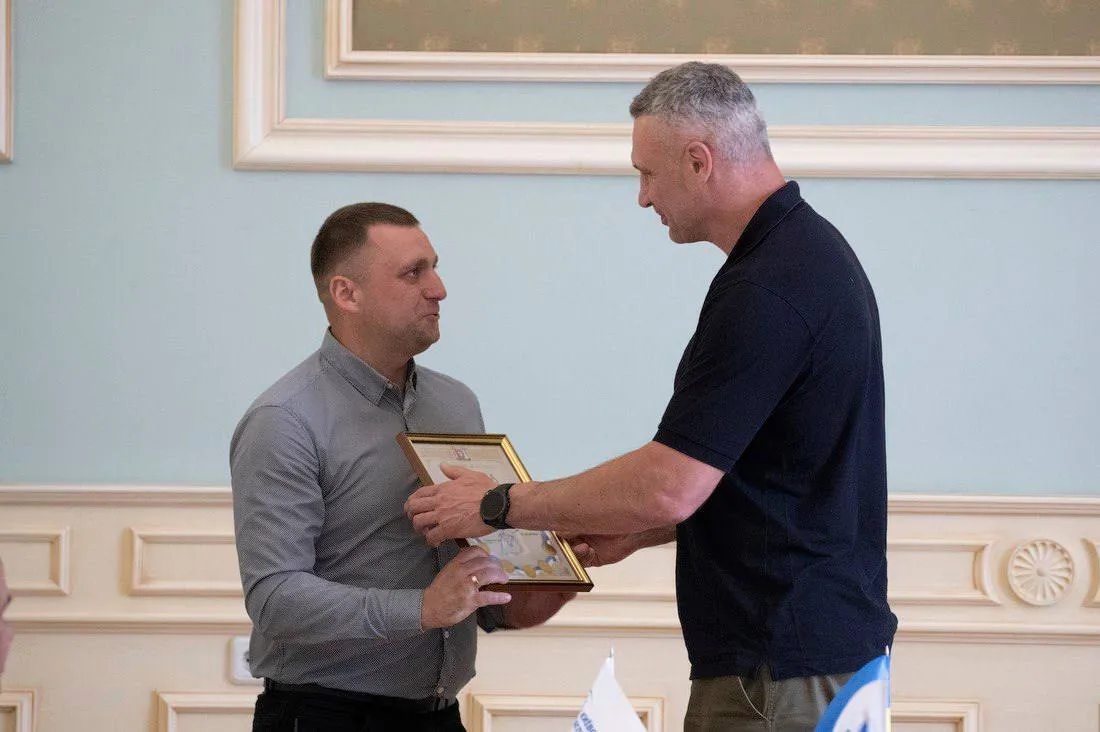 Віталій Кличко вручив у столичній мерії 15 подяк міського голови комунальникам громад Київської агломерації
