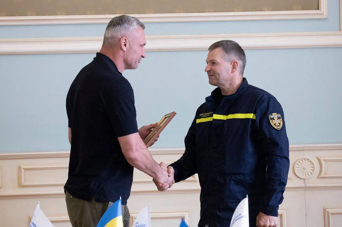 Віталій Кличко вручив у столичній мерії 15 подяк міського голови комунальникам громад Київської агломерації