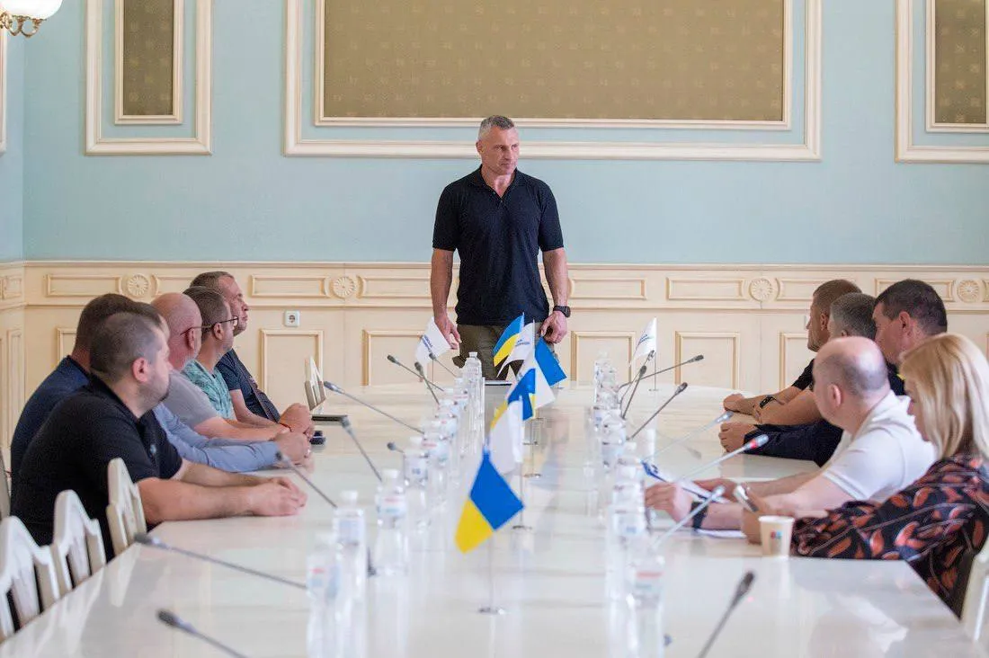 Віталій Кличко вручив у столичній мерії 15 подяк міського голови комунальникам громад Київської агломерації