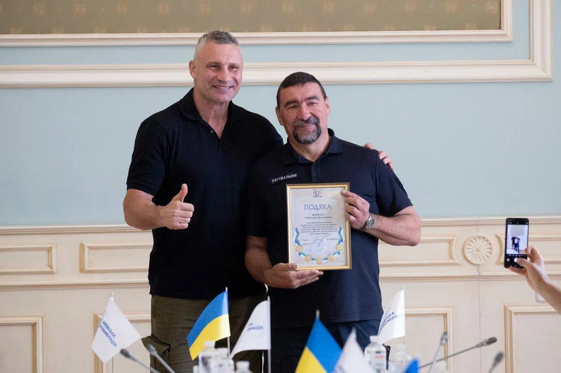 Віталій Кличко вручив у столичній мерії 15 подяк міського голови комунальникам громад Київської агломерації