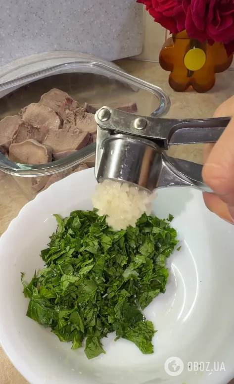 Пикантный маринованный язык с петрушкой и чесноком: мясная закуска на любой случай