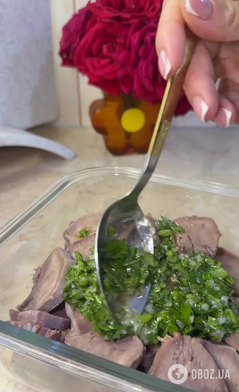 Пикантный маринованный язык с петрушкой и чесноком: мясная закуска на любой случай