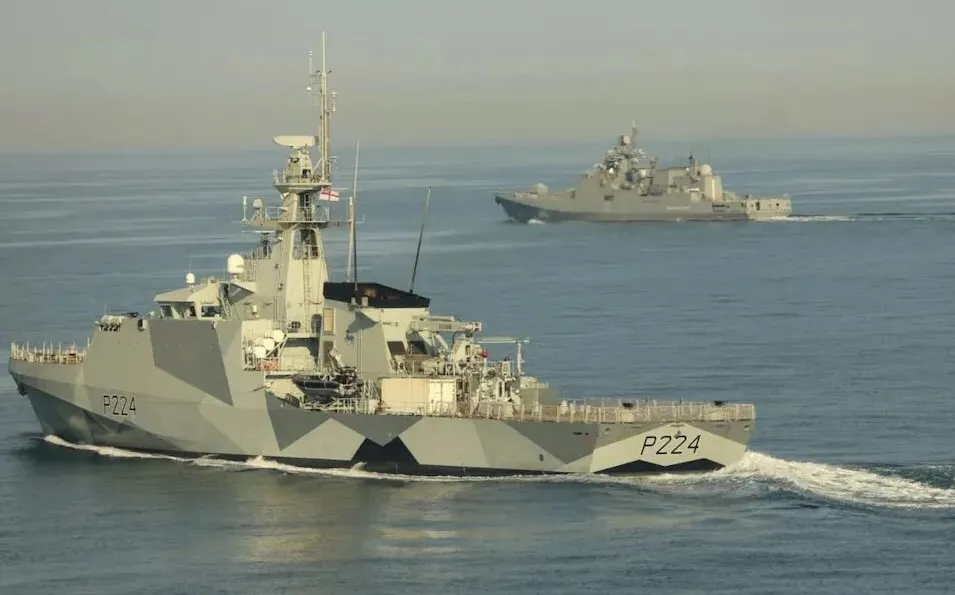 Британский патрульный корабль береговой охраны HMS Trent отслеживает «Адмирал Григорович» в Ла-Манше