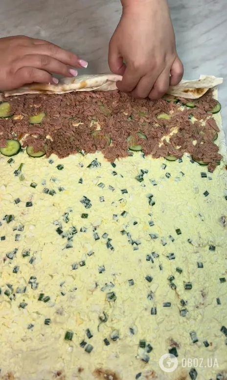 Ленивый рулет из лаваша с тунцом и плавленым сыром: как приготовить