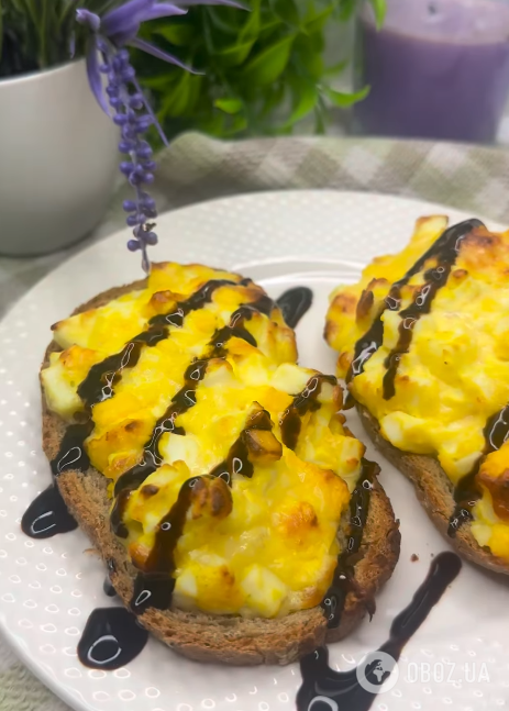 Вкусные горячие бутерброды с яйцами и плавленым сыром: готовятся 15 минут
