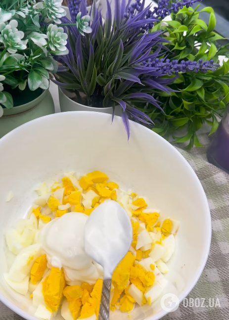 Вкусные горячие бутерброды с яйцами и плавленым сыром: готовятся 15 минут