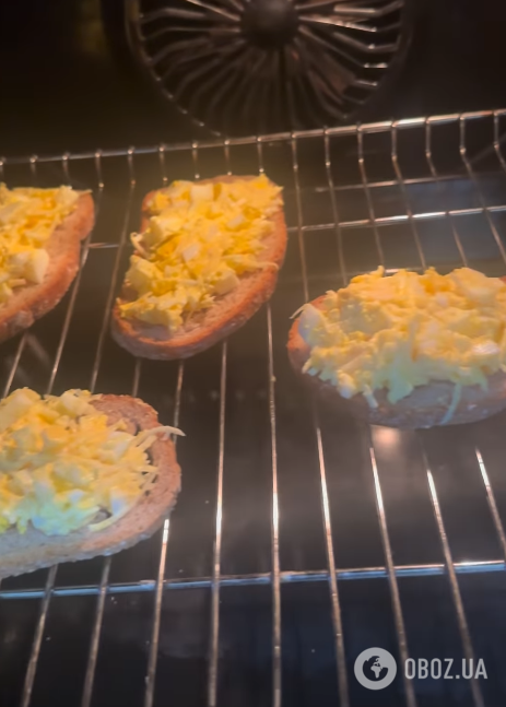 Вкусные горячие бутерброды с яйцами и плавленым сыром: готовятся 15 минут