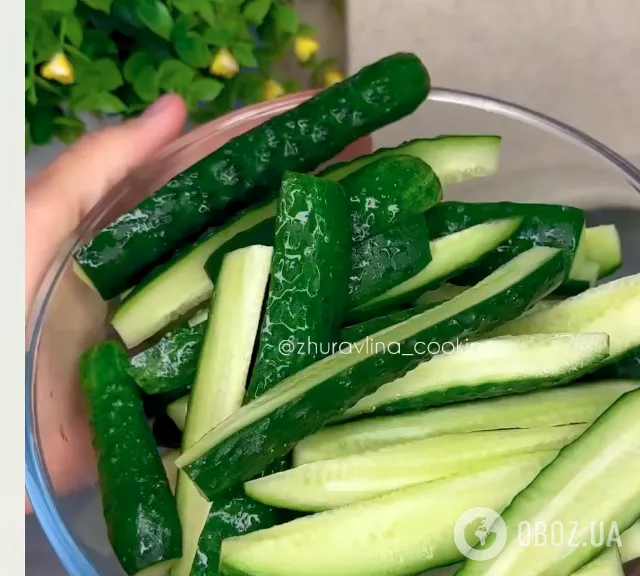 Хрустящие маринованные огурцы с чесноком и зеленью в пакете: есть закуску можно сразу