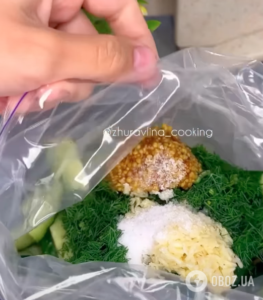 Хрустящие маринованные огурцы с чесноком и зеленью в пакете: есть закуску можно сразу