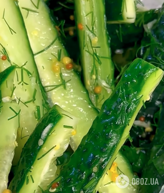 Хрустящие маринованные огурцы с чесноком и зеленью в пакете: есть закуску можно сразу