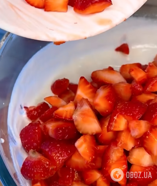 Тредновый клубничный десерт со сметаной: вкуснее за любой торт