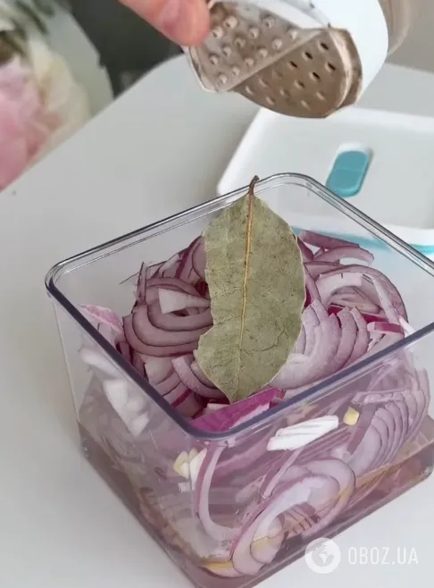 Хрустка маринована цибуля без гіркоти: рецепт ідеальної закуски до м’ясних страв та шашлика