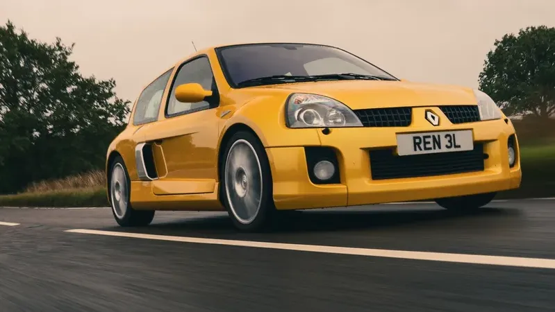 Renault Clio V6.