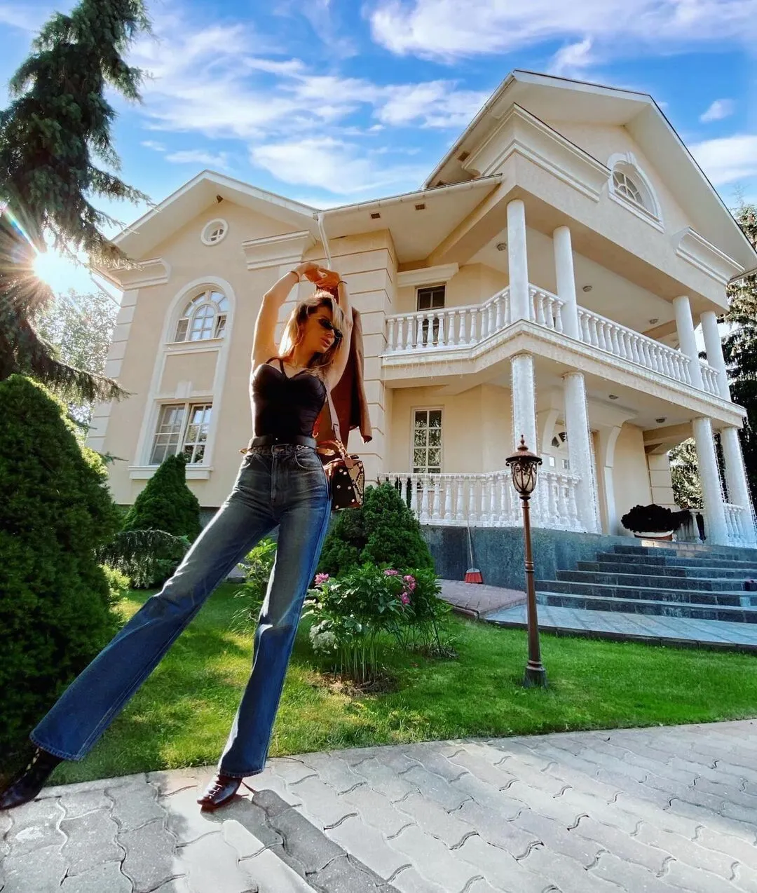 Співачка нібито продала триповерховий особняк