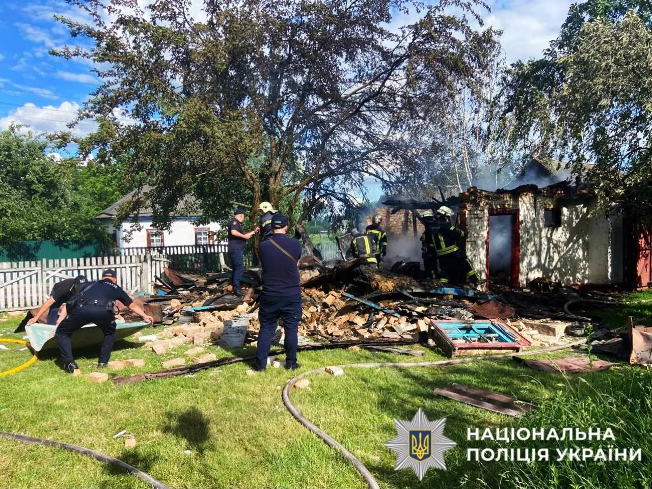 В хозяйственной постройке произошел взрыв трех газовых баллонов.