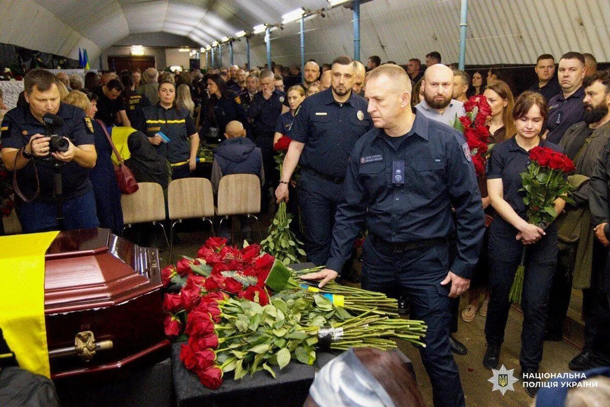 В Харькове проводили в последний путь спасателей, убитых россиянами в ночь на 15 июня