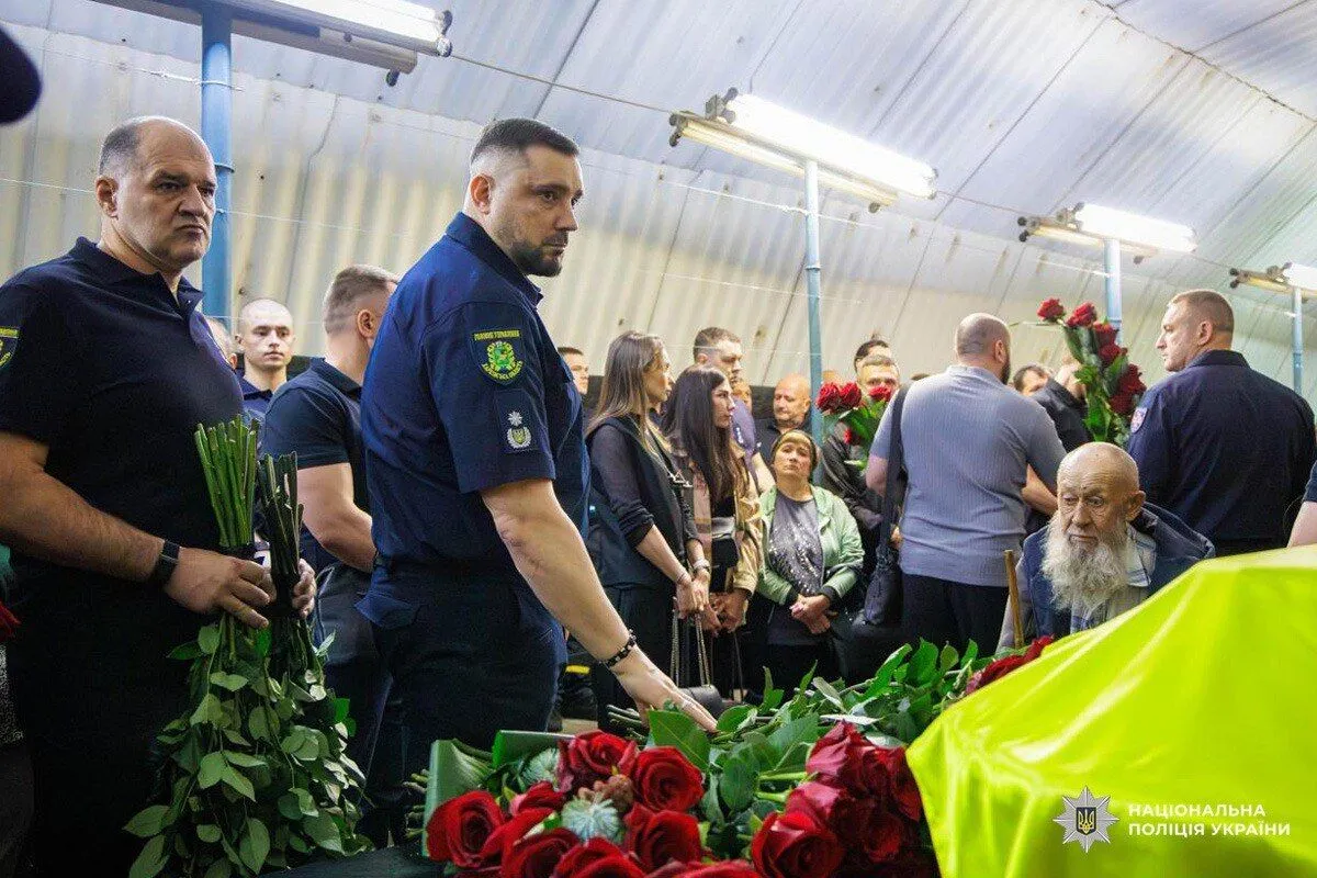 В Харькове проводили в последний путь спасателей, убитых россиянами в ночь на 15 июня