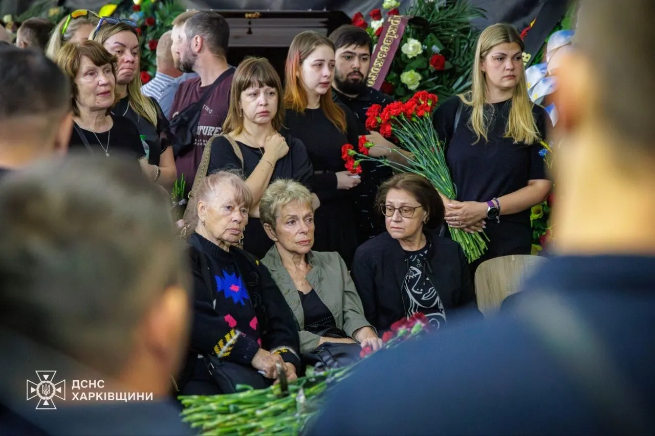 В Харькове провели в последний путь спасателей, убитых россиянами в ночь на 15 июня