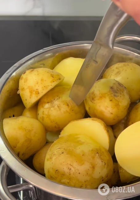 Как вкусно запечь молодой картофель в кожуре: подавайте с йогуртовым соусом