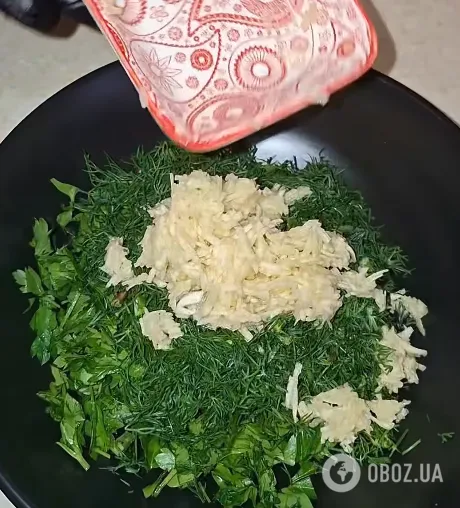 Вкусные маринованные помидоры с чесноком и зеленью: готовятся без уксуса