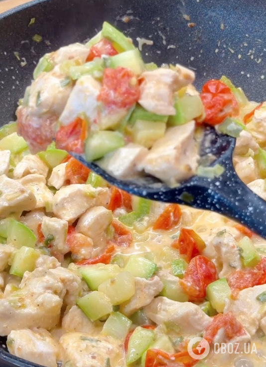 Вкусные тушеные кабачки с филе в сметанном соусе: делимся простым рецептом сытного блюда