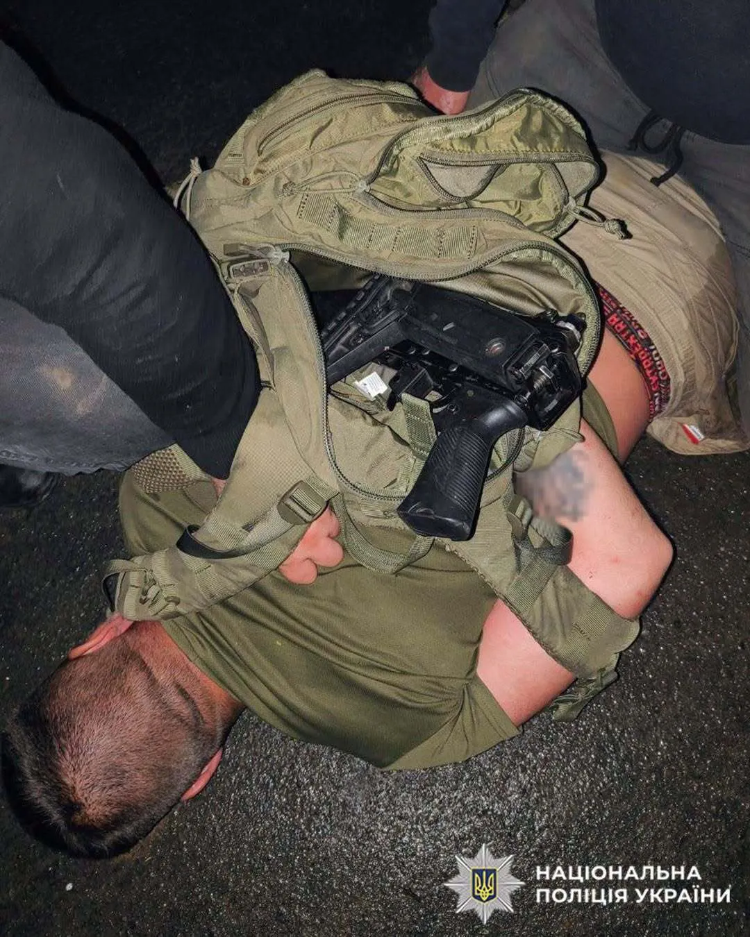 Стрільця швидко затримали та вилучили у нього автоматичну зброю.