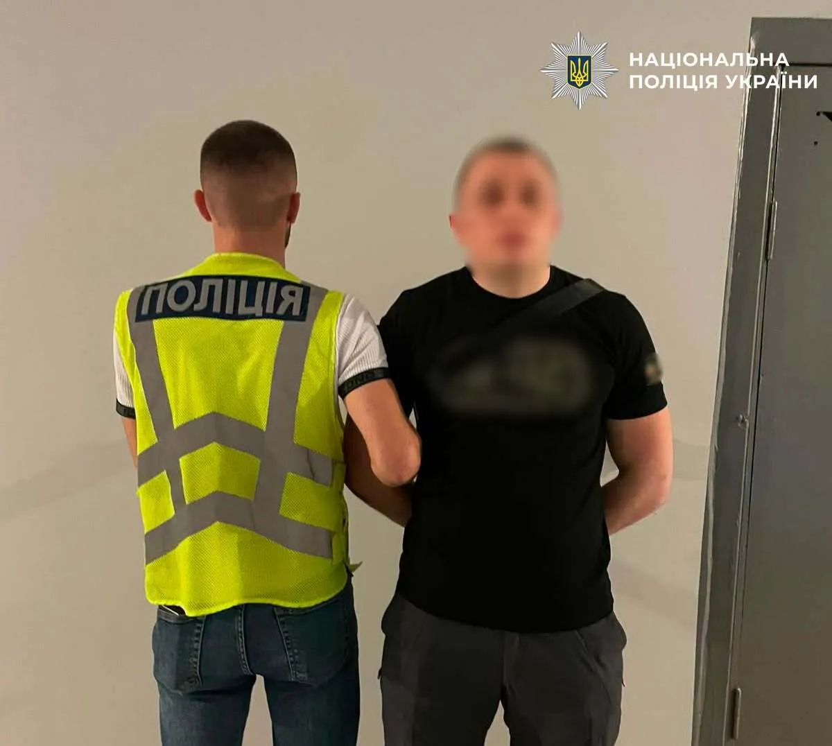 Підозрюваному загрожує до 10 років позбавлення волі.