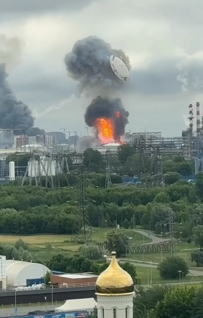 Кадр взрыва на Московском НПЗ.