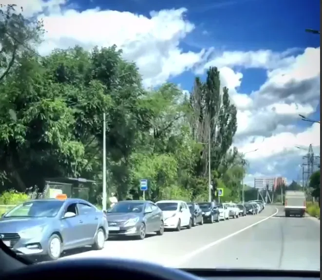 Черга на АЗС у тимчасово окупованому Маріуполі.