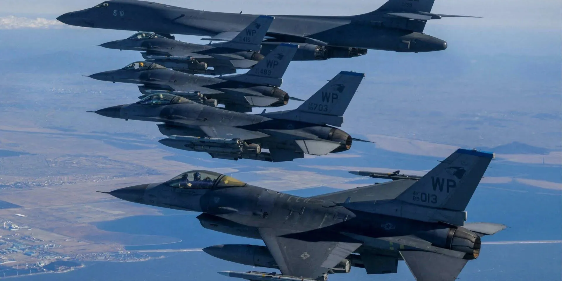 Истребители F-16.
