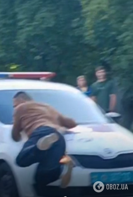 Чоловік намагався перешкодити руху авто. Поліцейська проігнорувала це, рушила – і пішохід опинився на капоті.