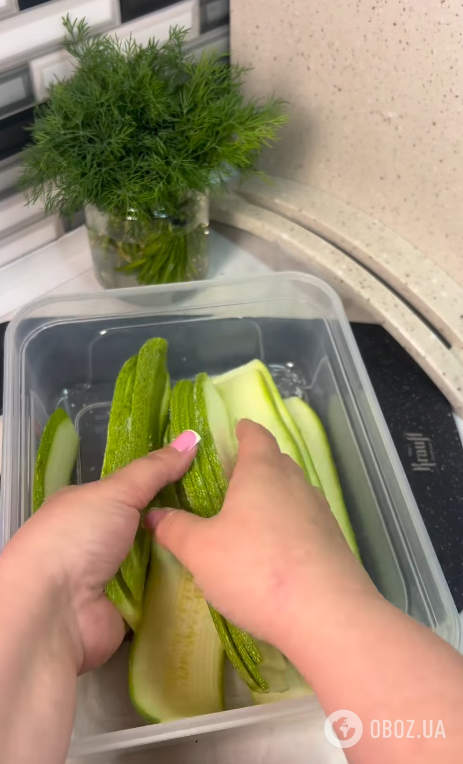 Вкусные кабачковые рулетики с куриным филе: готовятся в духовке