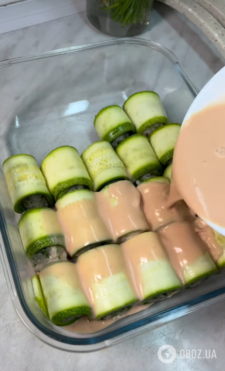 Вкусные кабачковые рулетики с куриным филе: готовятся в духовке