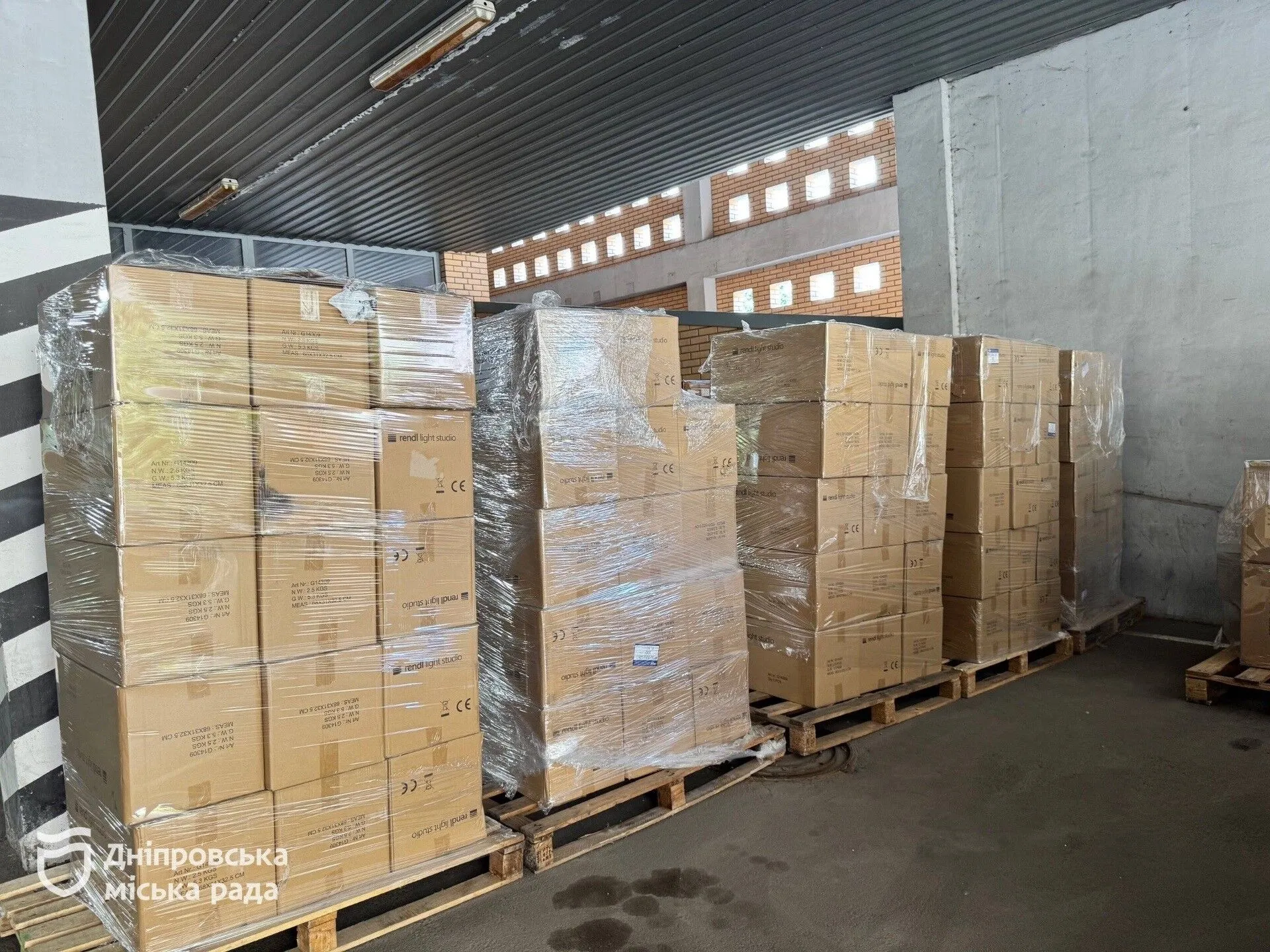 Дніпро отримав зарядні станцій і освітлювальні прилади від чеських партнерів