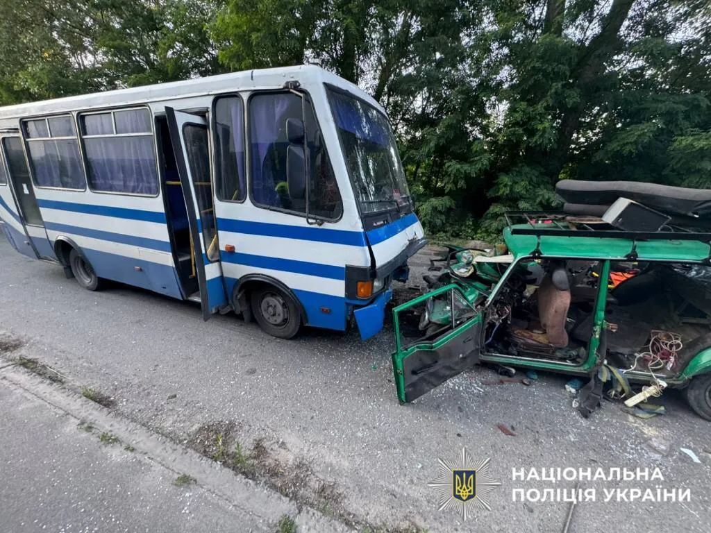 Выехал на встречную полосу и столкнулся с автобусом