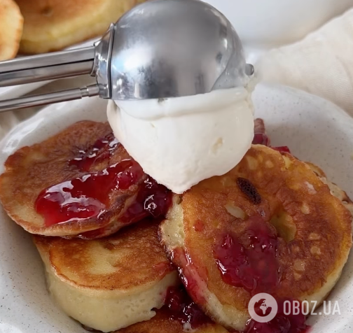 На вкус, как "Шарлотка": пышные яблочные оладьи для перекуса за 10 минут