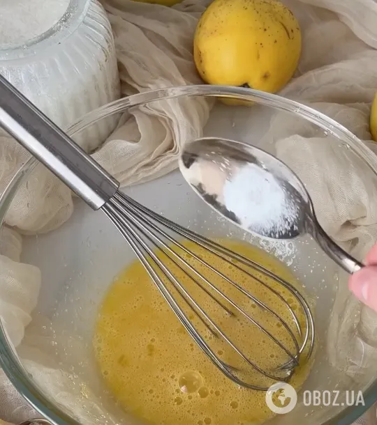 На вкус, как "Шарлотка": пышные яблочные оладьи для перекуса за 10 минут