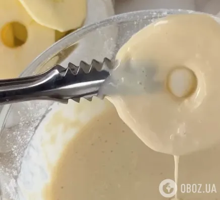 На вкус, как "Шарлотка": пышные яблочные оладьи для перекуса за 10 минут