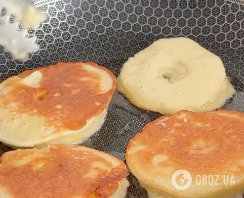 На вкус, как "Шарлотка": пышные яблочные оладьи для перекуса за 10 минут