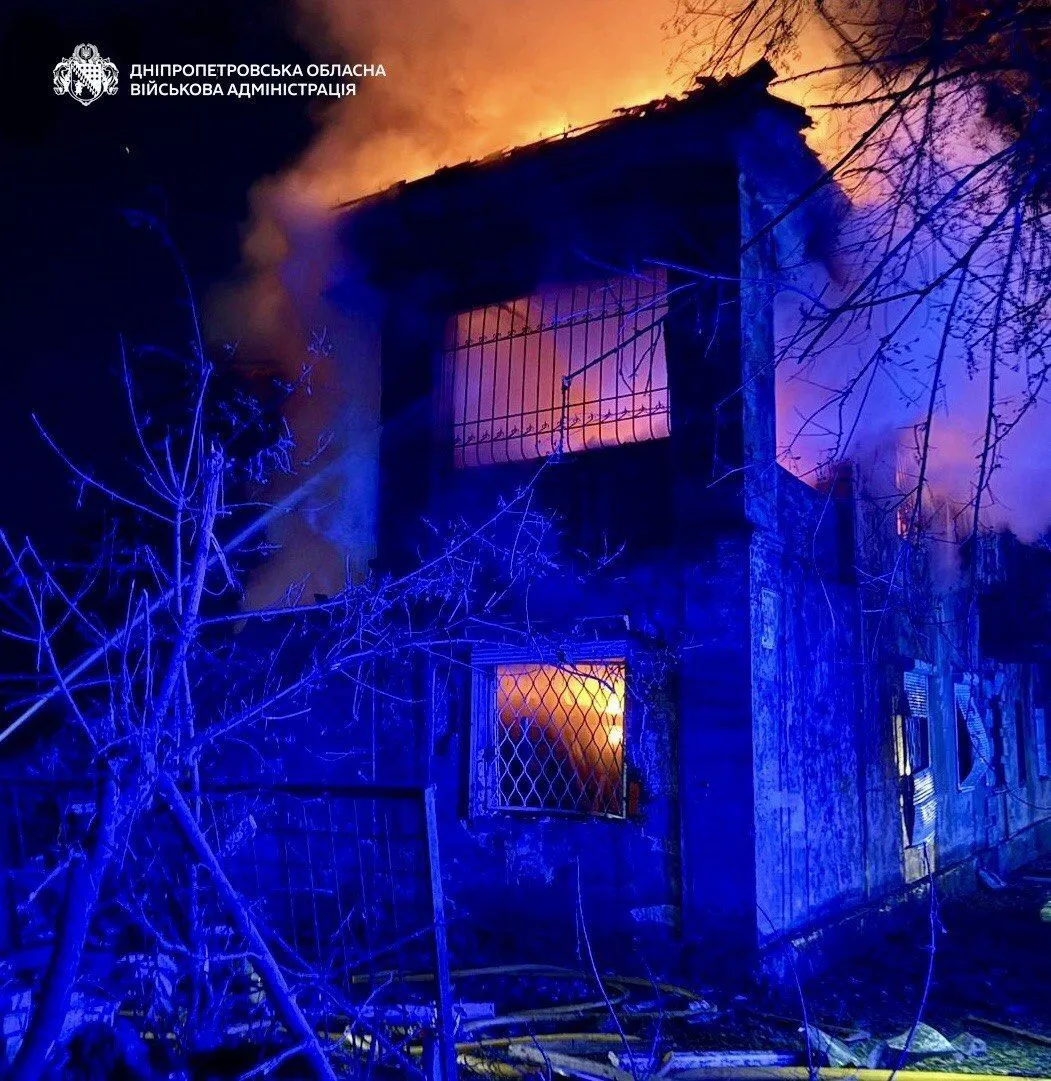 РФ ударила по Днепру и Каменскому: разрушены дома, вспыхнули пожары. Фото