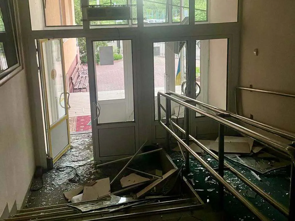 У Києві під час атаки РФ було пошкоджено одну з будівель податкової. Подробиці та фото