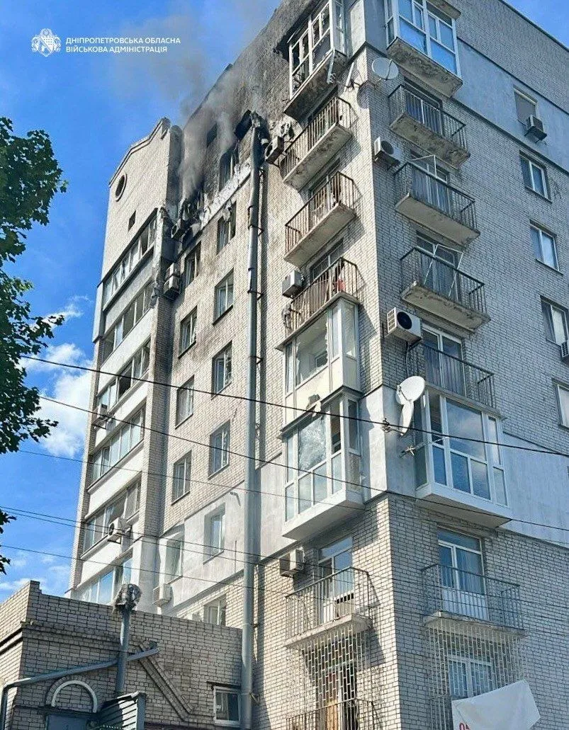 Оккупанты снова нанесли удар по Днепру: повреждена многоэтажка, пострадал ребенок