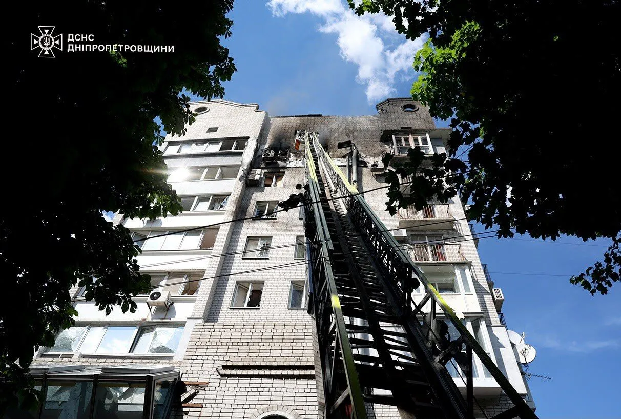 Окупанти знову завдали удару по Дніпру: пошкоджено багатоповерхівку, постраждали діти